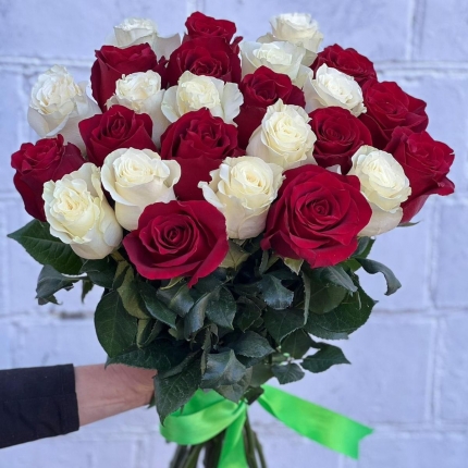 Букет «Баланс» из красных и белых роз - купить с доставкой в по Галичу